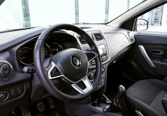 Подержанный автомобиль Renault Logan Sedan 2019 года (13 фото)