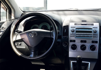 Подержанный автомобиль Toyota Corolla Verso 2008 года (16 фото)