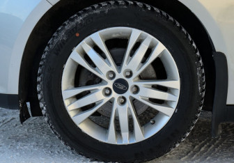 Подержанный автомобиль Ford Focus Sedan 2012 года (20 фото)