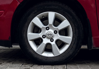 Подержанный автомобиль Nissan Tiida Hatchback 2012 года (20 фото)