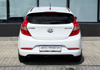Подержанный автомобиль Hyundai Solaris Hatchback 2015 года (4 фото)