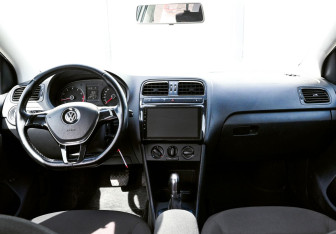 Подержанный автомобиль Volkswagen Polo Sedan 2015 года (16 фото)