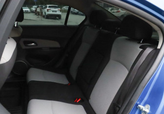 Подержанный автомобиль Chevrolet Cruze Sedan 2011 года (17 фото)
