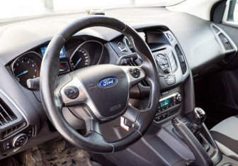 Подержанный автомобиль Ford Focus Sedan 2012 года (10 фото)