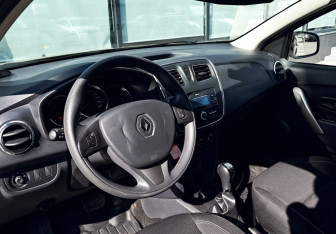 Подержанный автомобиль Renault Sandero 2017 года (15 фото)
