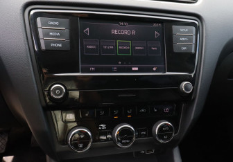 Подержанный автомобиль Skoda Octavia Liftback 2018 года (11 фото)