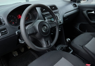 Подержанный автомобиль Volkswagen Polo Sedan 2012 года (9 фото)
