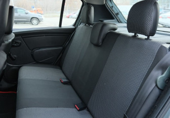 Подержанный автомобиль Renault Sandero 2010 года (16 фото)