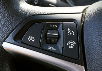 Подержанный автомобиль Opel Astra Hatchback 2013 года (14 фото)