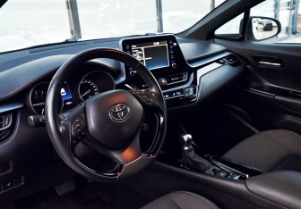 Подержанный автомобиль Toyota C-HR 2019 года (15 фото)