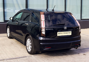 Подержанный автомобиль Honda Stream 2010 года (3 фото)