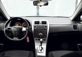 Подержанный автомобиль Toyota Corolla Sedan 2010 года (17 фото)