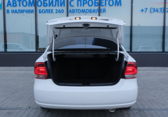 Подержанный автомобиль Volkswagen Polo Sedan 2013 года (18 фото)