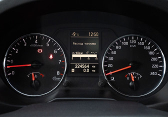 Подержанный автомобиль Nissan X-Trail 2013 года (16 фото)