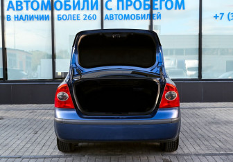 Подержанный автомобиль Ford Focus Sedan 2006 года (20 фото)