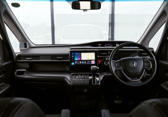 Подержанный автомобиль Honda Stepwgn 2016 года (18 фото)