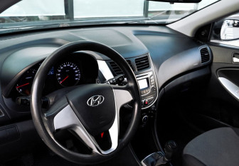 Подержанный автомобиль Hyundai Solaris Hatchback 2012 года (13 фото)