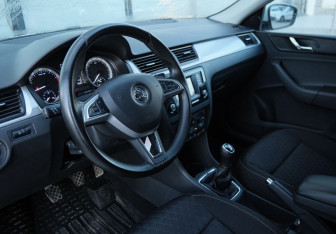 Подержанный автомобиль Skoda Rapid Liftback 2016 года (9 фото)