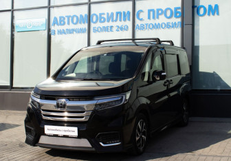 Подержанный автомобиль Honda Stepwgn 2017 года (1 фото)