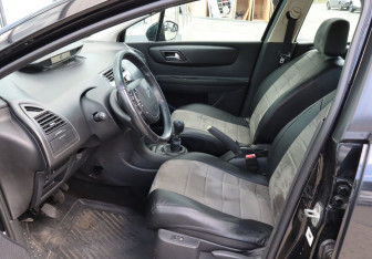 Подержанный автомобиль Citroen C4 Hatchback 2010 года (14 фото)