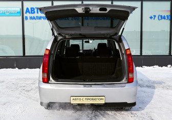 Подержанный автомобиль Toyota Opa 2001 года (18 фото)