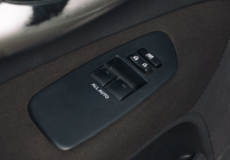 Подержанный автомобиль Toyota Auris Hatchback 2012 года (14 фото)