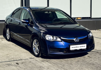 Подержанный автомобиль Honda Civic Sedan 2011 года (7 фото)