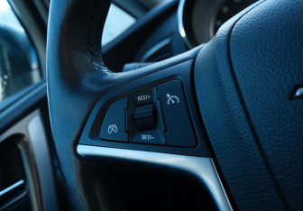 Подержанный автомобиль Opel Astra Hatchback 2011 года (14 фото)