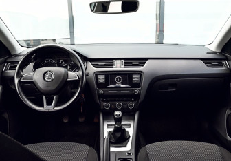 Подержанный автомобиль Skoda Octavia Liftback 2017 года (17 фото)