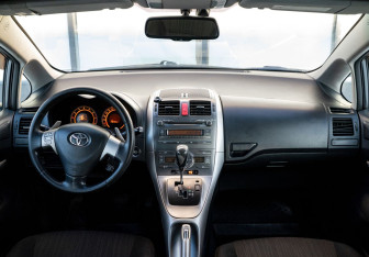 Подержанный автомобиль Toyota Auris Hatchback 2008 года (10 фото)