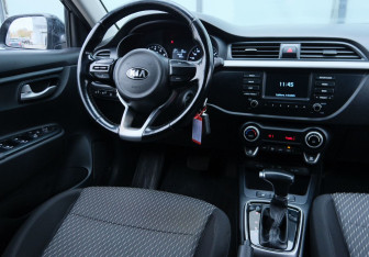 Подержанный автомобиль Kia Rio Sedan 2017 года (10 фото)