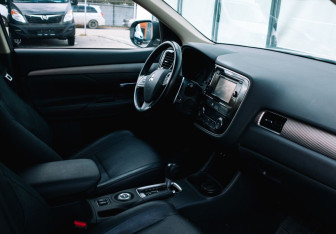 Подержанный автомобиль Mitsubishi Outlander 2012 года (11 фото)