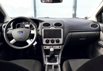 Подержанный автомобиль Ford Focus Hatchback 2011 года (17 фото)