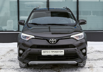 Подержанный автомобиль Toyota RAV4 2018 года (8 фото)