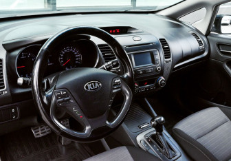 Подержанный автомобиль Kia Cerato Sedan 2013 года (15 фото)