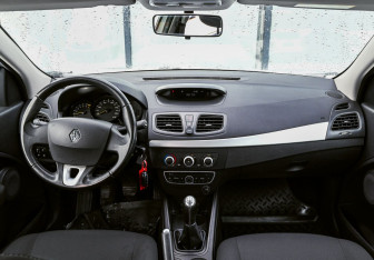 Подержанный автомобиль Renault Fluence 2013 года (16 фото)
