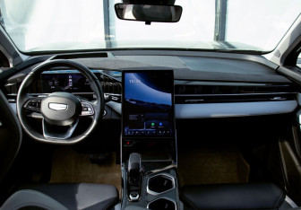 Подержанный автомобиль Geely Atlas 2024 года (21 фото)