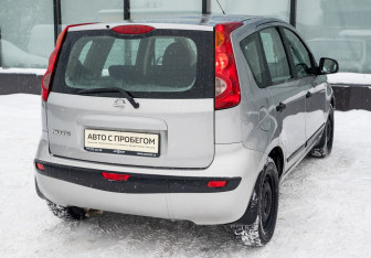 Подержанный автомобиль Nissan Note 2006 года (6 фото)