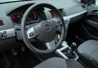 Подержанный автомобиль Opel Astra Sedan 2012 года (9 фото)