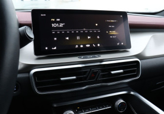 Подержанный автомобиль Geely Coolray 2023 года (12 фото)