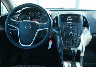 Подержанный автомобиль Opel Astra Hatchback 2011 года (10 фото)