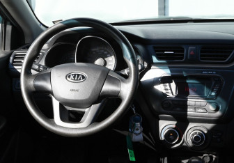 Подержанный автомобиль Kia Rio Sedan 2012 года (17 фото)