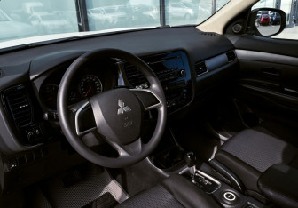 Подержанный автомобиль Mitsubishi Outlander 2014 года (13 фото)