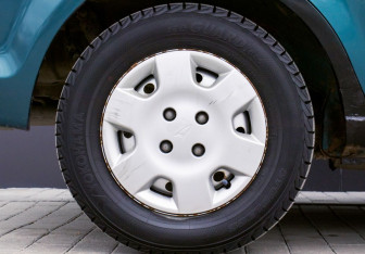 Подержанный автомобиль Daihatsu YRV 2001 года (20 фото)