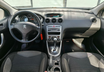 Подержанный автомобиль Peugeot 308 Hatchback 2012 года (11 фото)