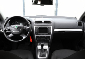 Подержанный автомобиль Skoda Octavia Liftback 2011 года (18 фото)