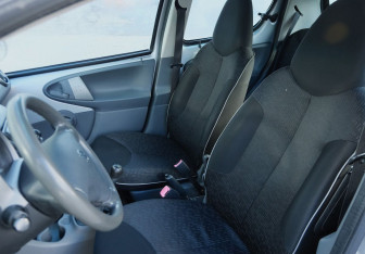 Подержанный автомобиль Peugeot 107 2009 года (14 фото)