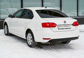 Подержанный автомобиль Volkswagen Jetta Sedan 2013 года (3 фото)