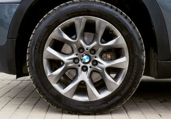 Подержанный автомобиль BMW X5 2013 года (21 фото)