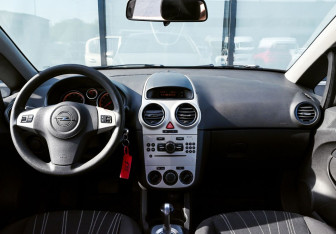 Подержанный автомобиль Opel Corsa 2008 года (18 фото)